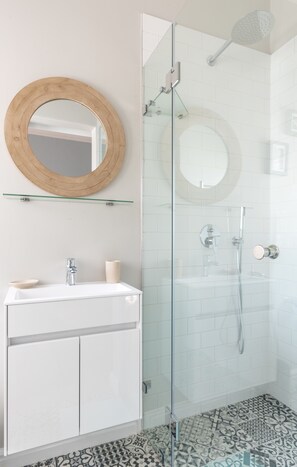 Room (Queen) | Bathroom shower - Bentley's Guesthouse (Cape Town)