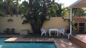 Hồ bơi ngoài trời