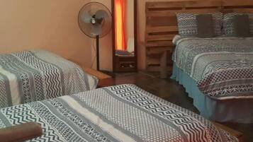 Family Room | Desk, free WiFi