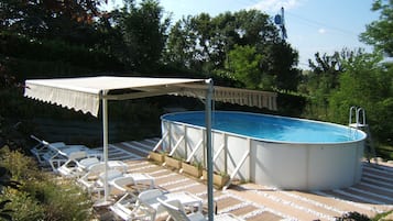 Piscina stagionale all'aperto, ombrelloni da piscina, lettini