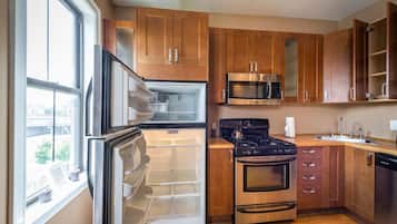Apartment, 2 Bedrooms | Private kitchen | Microwave, oven, stovetop, blender