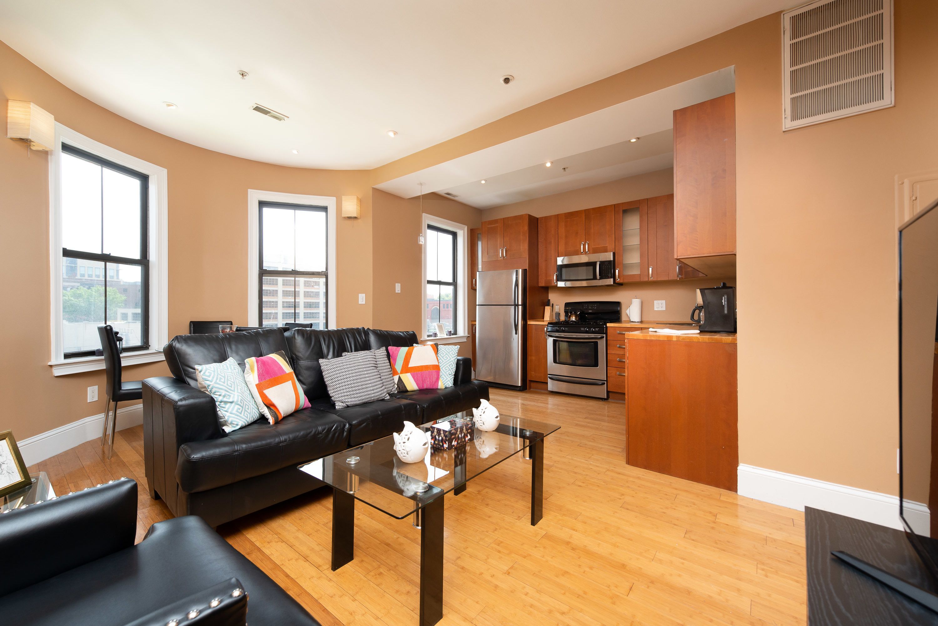 Flat-screen TV, Netflix, streaming services