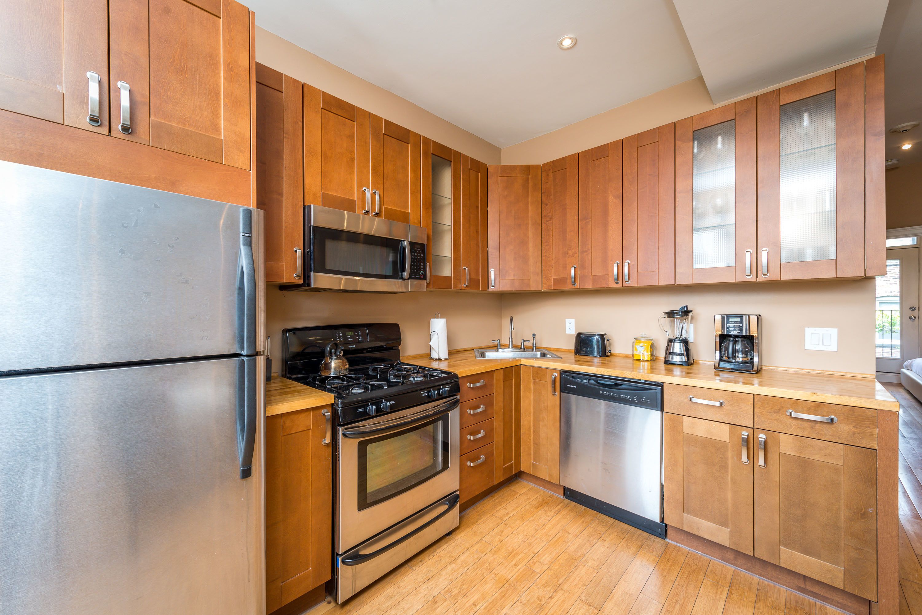 Apartment, 2 Bedrooms | Private kitchen | Microwave, oven, stovetop, blender