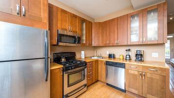 Apartment, 2 Bedrooms | Private kitchen | Microwave, oven, stovetop, blender