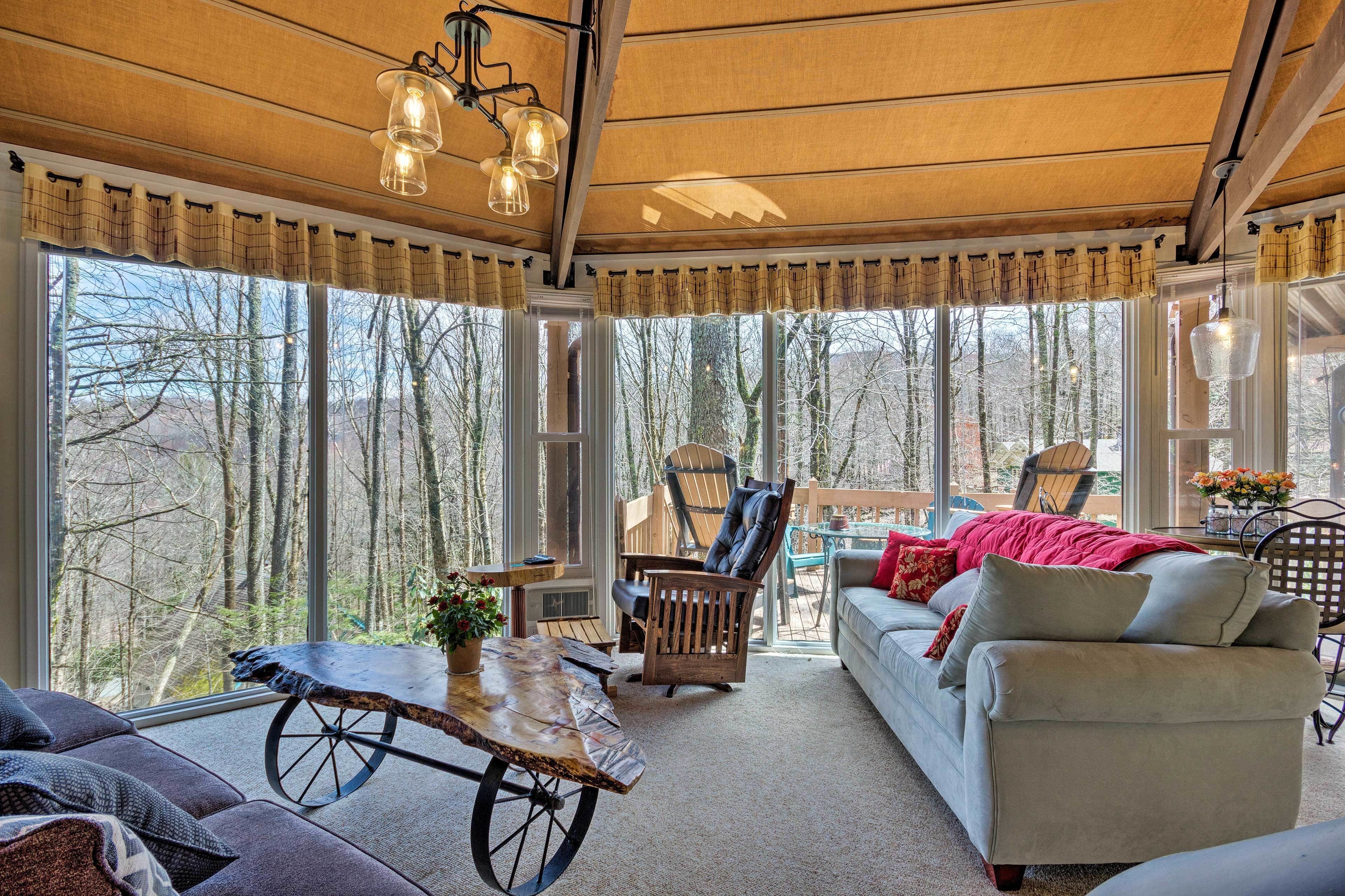 Panoramic House, 2 Queen Beds, Hill View | Living area | 38-inch flat-screen TV with cable channels, TV, fireplace