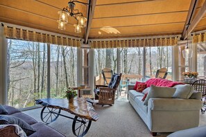 パノラミック ハウス クイーンベッド 2 台 ヒルビュー | リビング エリア | 38 インチの薄型テレビ (ケーブル放送視聴可)、テレビ、暖炉