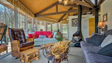 Panoramic House, 2 Queen Beds, Hill View | Living area | 38-inch flat-screen TV with cable channels, TV, fireplace