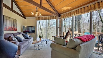 Panoramic House, 2 Queen Beds, Hill View | Living area | 38-inch flat-screen TV with cable channels, TV, fireplace