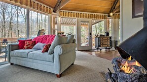 38-inch flat-screen TV with cable channels, TV, fireplace - NEW - Tree House at the Beech (Banner Elk)