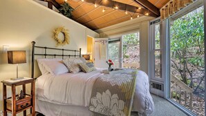 Panoramic House, 2 Queen Beds, Hill View | Laptop workspace, iron/ironing board, cribs (free), WiFi (free) - NEW - Tree House at the Beech (Banner Elk)