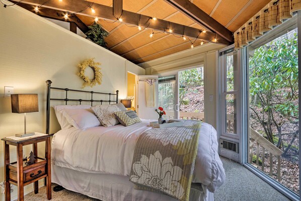 Panoramic House, 2 Queen Beds, Hill View | Individually decorated, individually furnished, laptop workspace