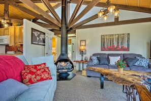 Panoramic House, 2 Queen Beds, Hill View | Living area | 38-inch flat-screen TV with cable channels, TV, fireplace