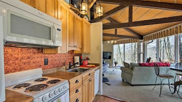 Panoramic House, 2 Queen Beds, Hill View | Private kitchen | Full-sized fridge, microwave, oven, stovetop