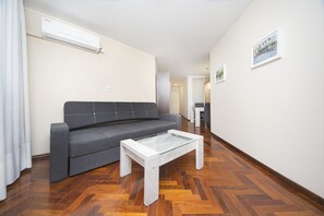 Apartment | Wohnbereich | LED-Fernseher