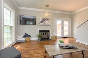 Smart TV, fireplace