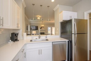 Fridge, microwave, oven, stovetop - Near Vandy♥Large Deck♥Free Parking♥11 mins Downtown♥332 Mbps♥2BD 2.5BA♥Workspace (Nashville)