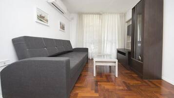 Apartemen Standar | Area keluarga | Televisi LED 32-inci dengan saluran TV kabel dan TV