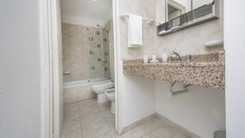 Standard Apartment | Bathroom | Combined shower/bathtub, hair dryer, towels