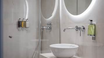 Luxury Villa | Bathroom | Separate bathtub and shower, free toiletries, hair dryer, towels