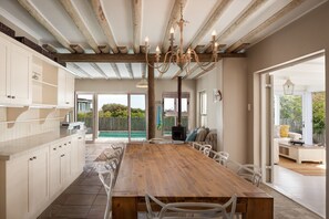 Villa Luxe, 4 chambres | Restauration dans la chambre