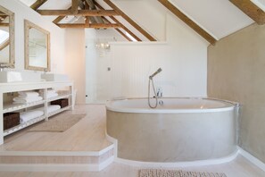 Luxury Villa, 4 Bedrooms | Bathroom | Free toiletries, hair dryer, towels, soap - Fin Whale Beach House (Cape Town)