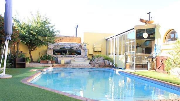 Outdoor pool - Suzie's Coffee Shop Accommodation 2 (Cape Town)