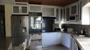 Shared kitchen - Suzie's Coffee Shop Accommodation 2 (Cape Town)