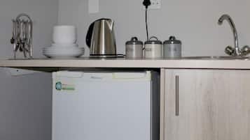 Room (Queen) | Private kitchenette | Fridge, microwave, coffee/tea maker, electric kettle