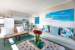 Studio Deluxe, 2 chambres | Aire de séjour | Téléviseur