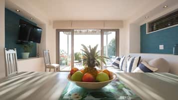 Premium Studio, 1 Bedroom | In-room dining