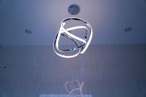 Eine moderne Decke mit einer ungewöhnlichen, runden Leuchte.