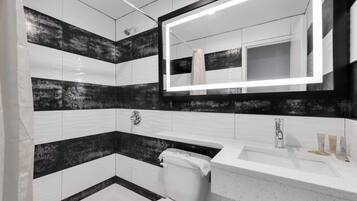Ensemble douche/baignoire, articles de toilette gratuits, sèche-cheveux