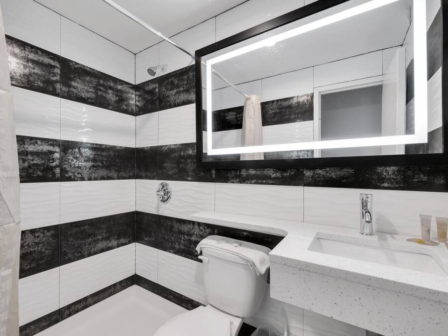 Bañera con ducha, artículos de tocador gratuitos, secador de pelo