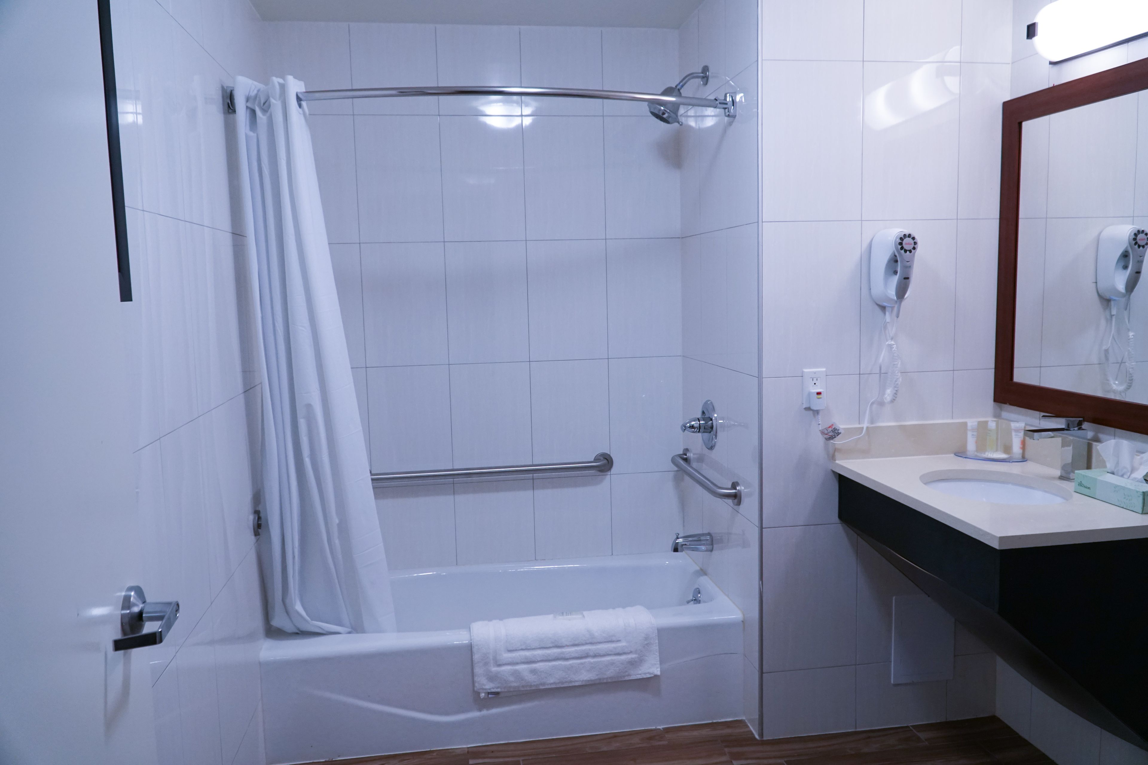 superior room | bathroom | combined shower/bathtub, free toiletries, hair dryer, towels