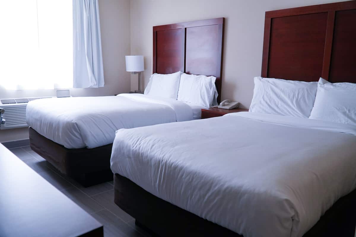 Deluxe Room | Peralatan tempat tidur hipoalergenik, meja, ruang kerja komputer riba