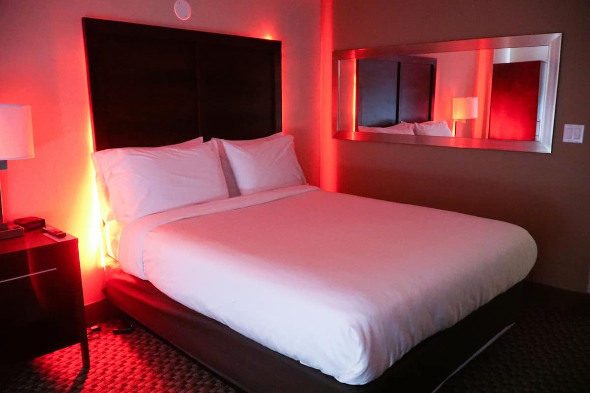 Classic Room | Peralatan tempat tidur hipoalergenik, meja, ruang kerja komputer riba