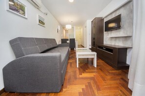 1 habitación, muebles diferentes y tabla de planchar con plancha 