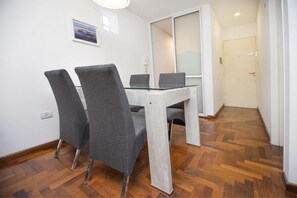 Apartment, Stadtblick | 1 Schlafzimmer, individuell eingerichtet, Bügeleisen/Bügelbrett