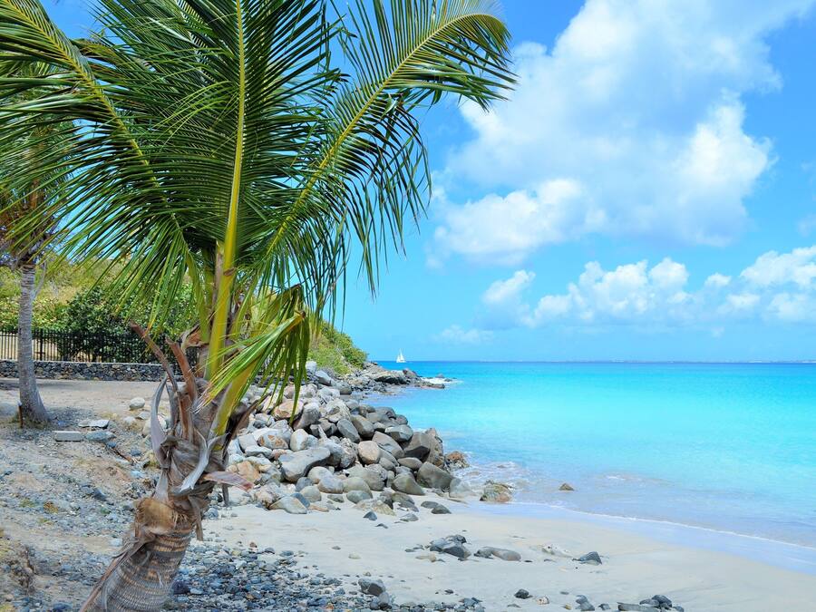 Una playa cerca, arena blanca, sillas reclinables de playa, sombrillas