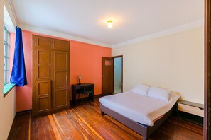 A bedroom with a bed, a desk, and a wardrobe. - La Quinta - Hostel (Bogotá)