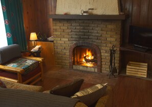 Traditional-Ferienhütte, 2 Schlafzimmer, Kamin, Poolblick | Wohnbereich | 40-Zoll-Flachbildfernseher mit Kabelempfang, Fernseher, Kamin