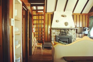 Classic-Chalet, Mehrere Betten, Kamin, Poolblick | Wohnbereich | 40-Zoll-Flachbildfernseher mit Kabelempfang, Fernseher, Kamin