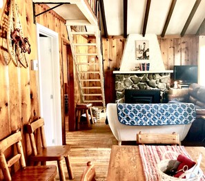 Classic-Chalet, Mehrere Betten, Kamin, Poolblick | Wohnbereich | 40-Zoll-Flachbildfernseher mit Kabelempfang, Fernseher, Kamin