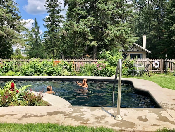 Chalet classique, Plusieurs lits, foyer, vue sur la piscine | Piscine extérieure | Piscine extérieure en saison, chaises longues