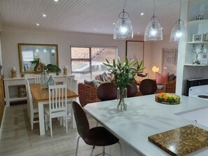 Comfort House, 4 Bedrooms | In-room dining