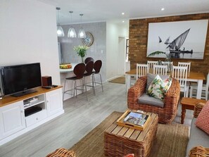 Comfort House, 4 Bedrooms | Living area