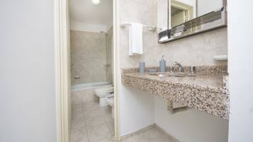 Apartment | Bathroom | Combined shower/tub, hair dryer, bidet, towels