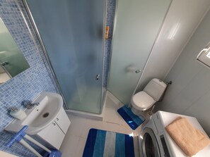 Mobile Home | Bathroom | Shower, free toiletries, hair dryer, slippers - Lucky River Belgrade (Belgrade)