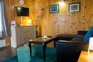 Mobile Home | Soundproofing, iron/ironing board, free cribs/infant beds, free WiFi