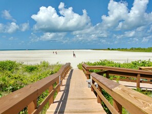 コンドミニアム キングベッド 1 台 (Breezy beachfront condo with unmatche) | ビーチ